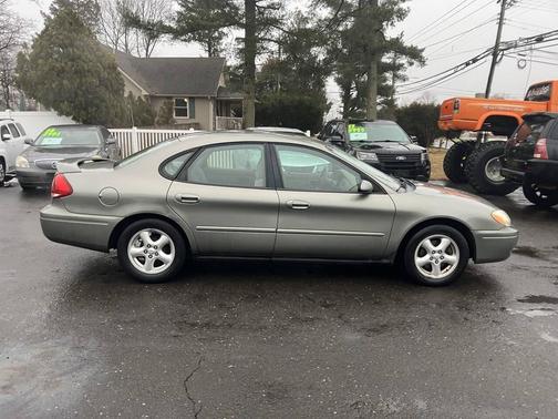 2004 Ford Taurus SE