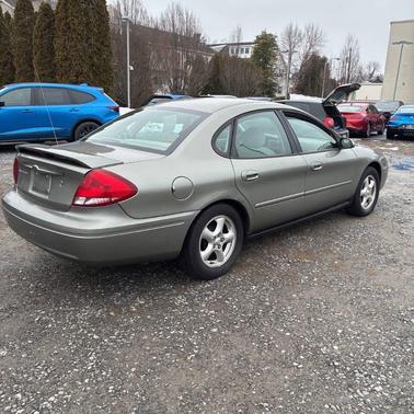 2004 Ford Taurus SE