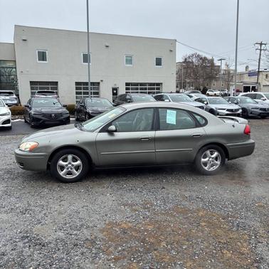 2004 Ford Taurus SE