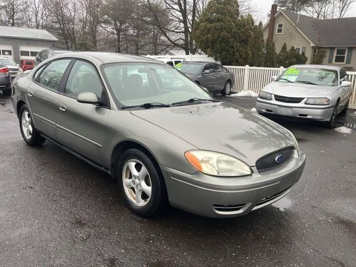 2004 Ford Taurus SE