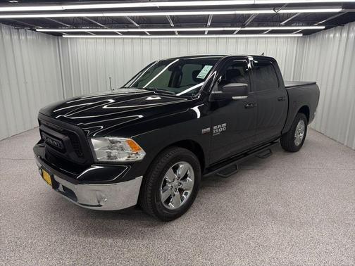 Brilliant Black Crystal Pearlcoat 2019 RAM 1500 Classic Big Horn