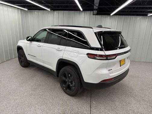 Bright White Clearcoat 2026 Jeep Grand Cherokee Limited