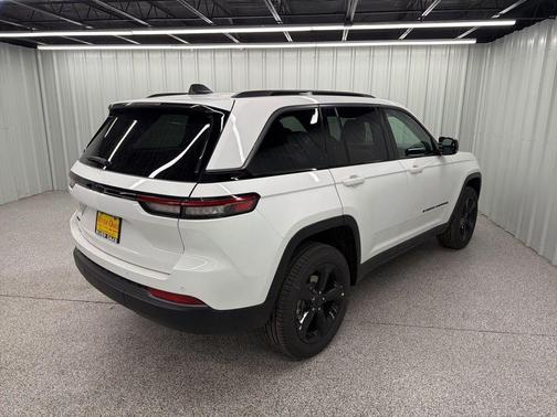 Bright White Clearcoat 2026 Jeep Grand Cherokee Limited