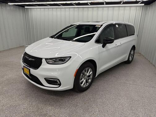 Bright White Clearcoat 2026 Chrysler Pacifica Limited