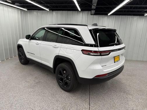 Bright White Clearcoat 2026 Jeep Grand Cherokee Limited
