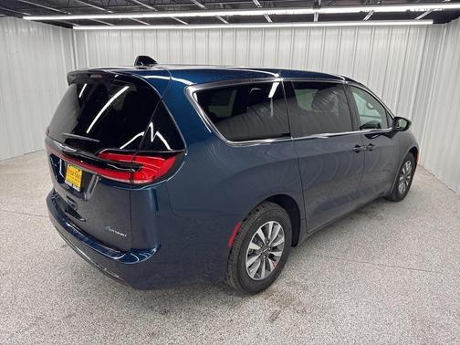 2025 Chrysler Pacifica Hybrid Select
