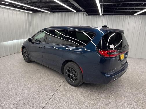 2025 Chrysler Pacifica Hybrid Select