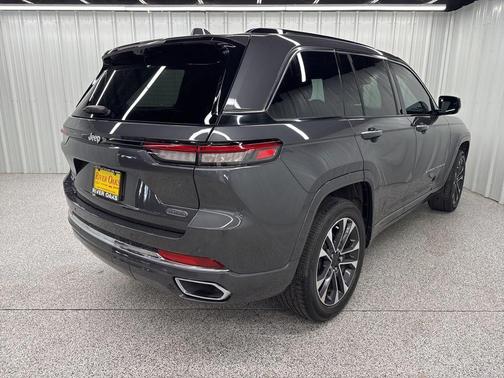 Metallic 2022 Jeep Grand Cherokee Overland