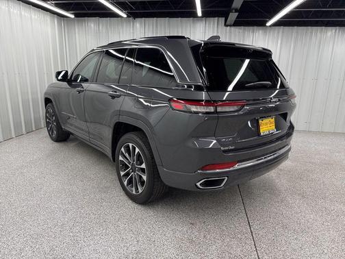 Metallic 2022 Jeep Grand Cherokee Overland