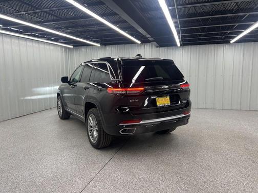 2022 Jeep Grand Cherokee Summit