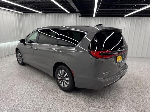 2025 Chrysler Pacifica Hybrid Select