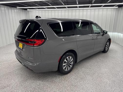 2025 Chrysler Pacifica Hybrid Select