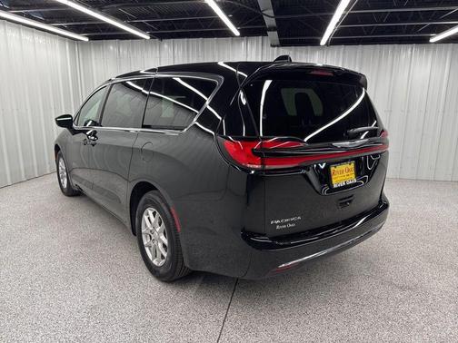 Diamond Black 2026 Chrysler Pacifica Select