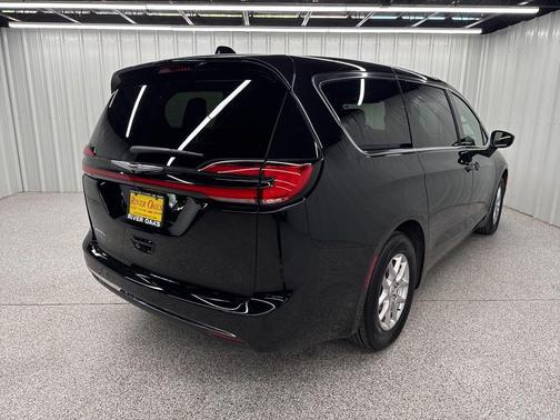 Diamond Black 2026 Chrysler Pacifica Select