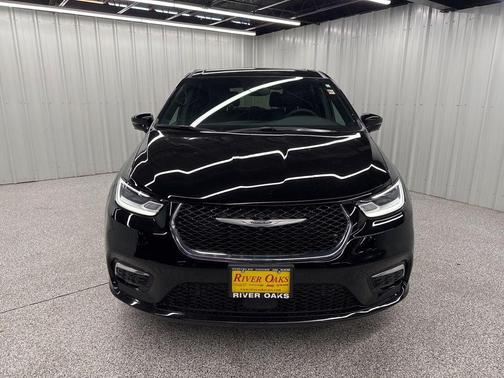 Diamond Black 2026 Chrysler Pacifica Select