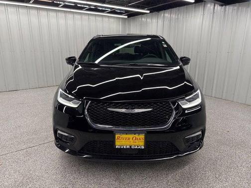 Diamond Black 2026 Chrysler Pacifica Select