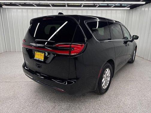 Diamond Black 2026 Chrysler Pacifica Select