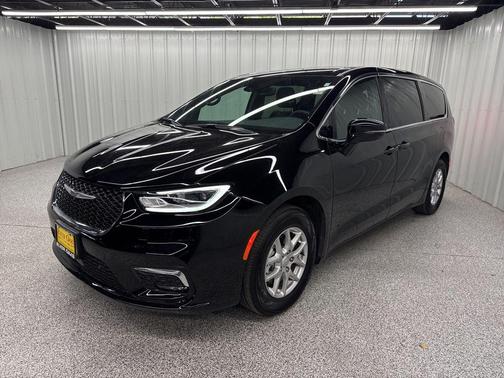 Diamond Black 2026 Chrysler Pacifica Select