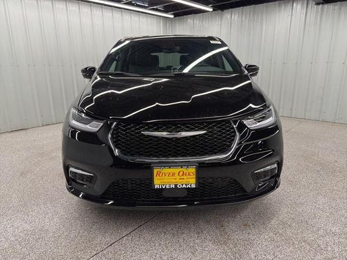 Diamond Black 2026 Chrysler Pacifica Limited