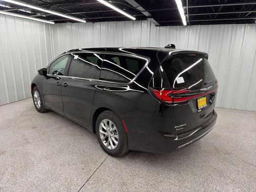 Diamond Black 2026 Chrysler Pacifica Limited