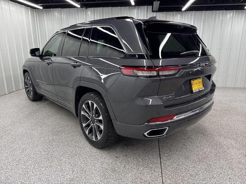Metallic 2022 Jeep Grand Cherokee Overland