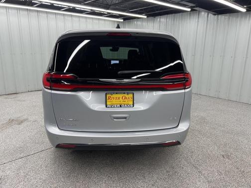 2023 Chrysler Pacifica Touring-L