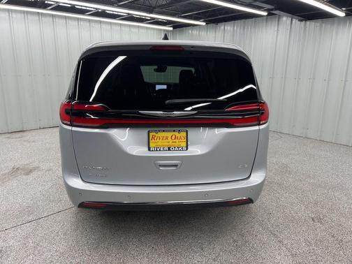 2023 Chrysler Pacifica Touring-L