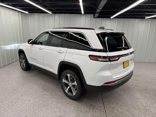 Bright White Clearcoat 2026 Jeep Grand Cherokee Limited