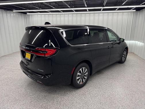 2025 Chrysler Pacifica Hybrid Select