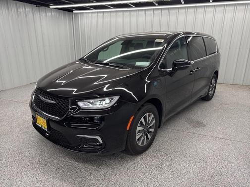 2025 Chrysler Pacifica Hybrid Select