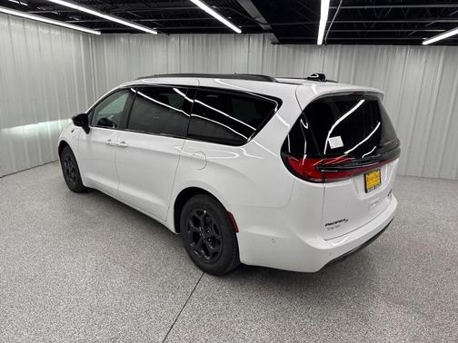 2025 Chrysler Pacifica Hybrid Select