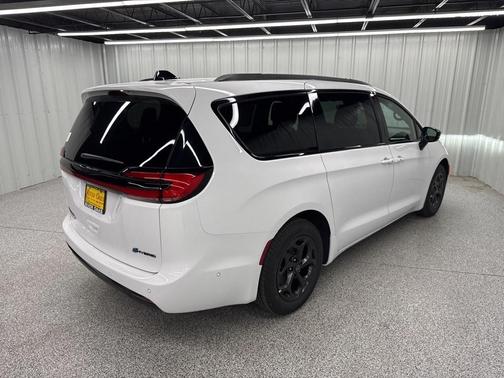2025 Chrysler Pacifica Hybrid Select