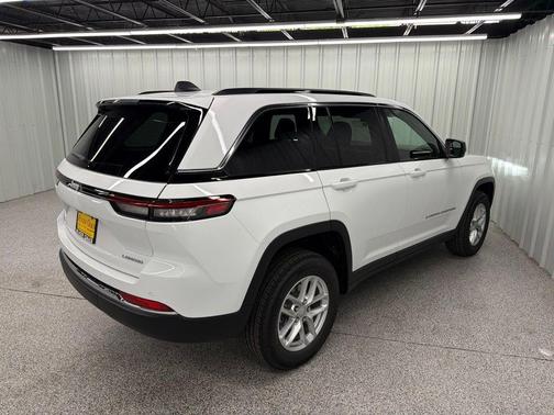 Bright White Clearcoat 2026 Jeep Grand Cherokee Laredo
