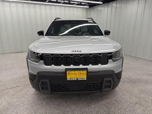 Silver Zynith Clearcoat 2026 Jeep Cherokee Overland