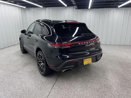 2022 Porsche Macan Base