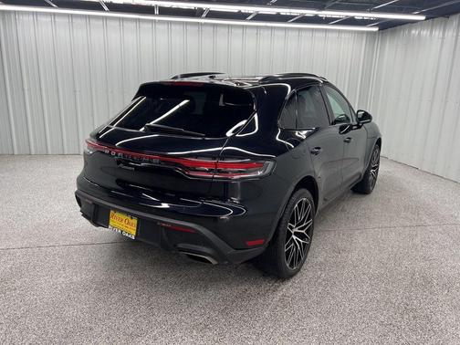 2022 Porsche Macan Base