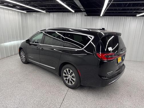 2025 Chrysler Pacifica Hybrid Pinnacle