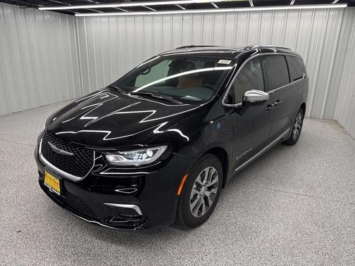 2025 Chrysler Pacifica Hybrid Pinnacle