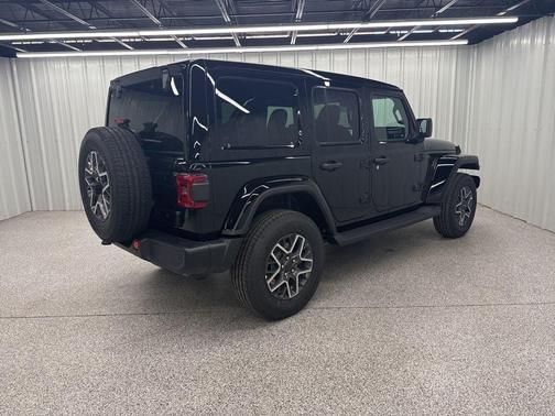 Black Clearcoat 2026 Jeep Wrangler Sahara
