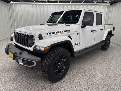 Bright White Clearcoat 2025 Jeep Gladiator Texas Trail