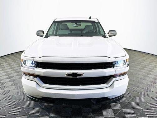 Summit White 2018 Chevrolet Silverado 1500 Custom
