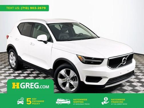 Crystal White Metallic 2022 Volvo XC40 T5 Momentum