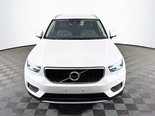 Crystal White Metallic 2022 Volvo XC40 T5 Momentum