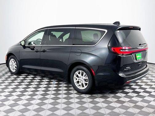 Brilliant Black Crystal Pearlcoat 2023 Chrysler Pacifica Touring