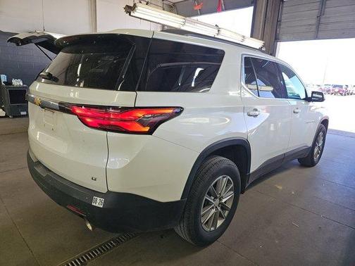 Iridescent Pearl Tricoat 2022 Chevrolet Traverse LT Cloth
