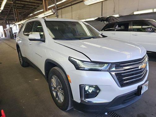 Iridescent Pearl Tricoat 2022 Chevrolet Traverse LT Cloth