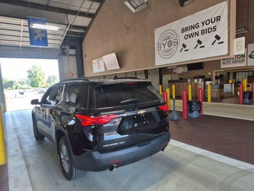 Mosaic Black Metallic 2022 Chevrolet Traverse LT Cloth
