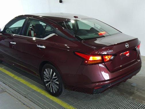 Garnet Pearl Me 2024 Nissan Altima 2.5 SV