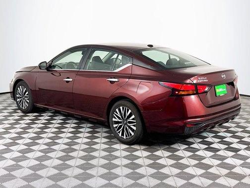 Garnet Pearl Me 2024 Nissan Altima 2.5 SV