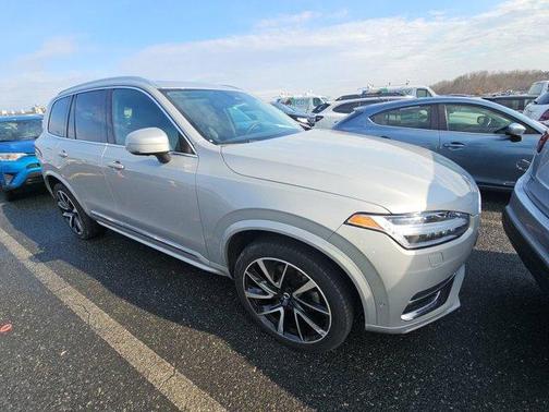 2023 Volvo XC90 B5 Plus